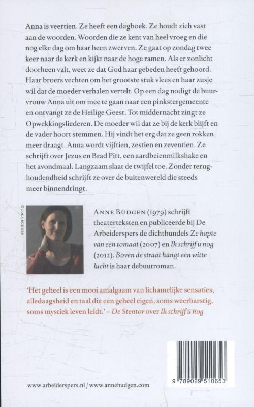 Boven de straat hangt een witte lucht