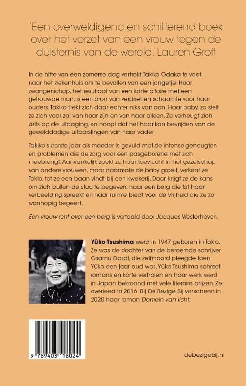 Een vrouw rent over een berg